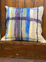 Handgjord tovad kudde med vintage filtar och handarbete. Fyrkantig blå och lila filt. Av Lost and Found Projects och JMR Design