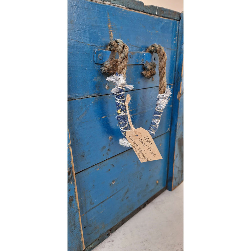 1950-talets restaurerade blå trästam med originalskyltar av Lost and Found Projects