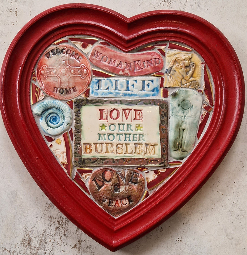 Red Heart Womankind Life Love our Mother Burslem 2021 av Philip Hardaker