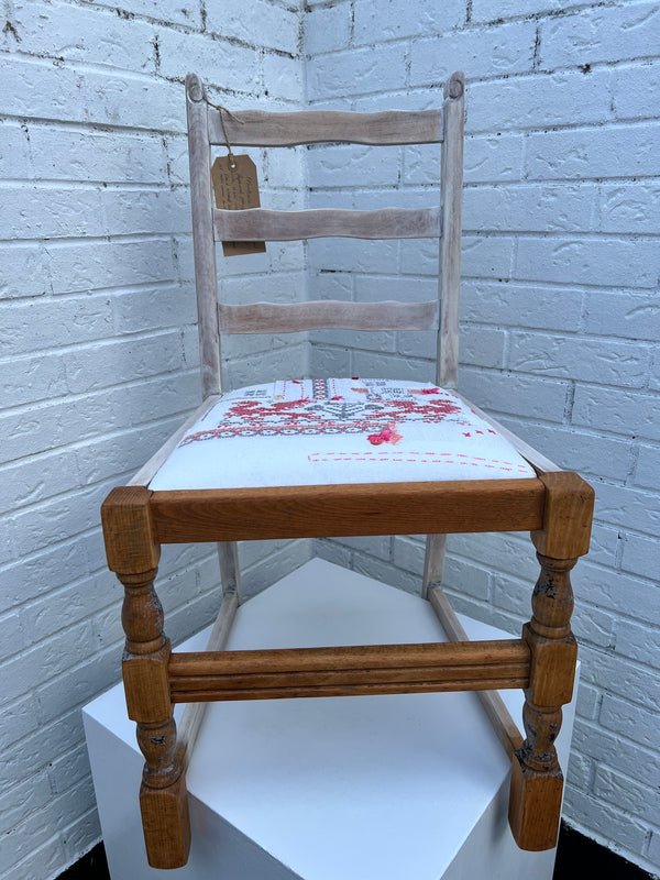 Farmhouse Utility Dining Chair (Vintage Table Linen) från Lost and Found Projects