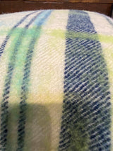 Handgjord tovad kudde med vintage filtar och handarbete. Fyrkantig mjuk limegrön och blå filt. Av Lost and Found Projects och JMR Design