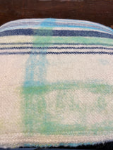 Handgjord tovad kudde med vintage filtar och handarbete. Fyrkantig limegrön och blå filt. Av Lost and Found Projects och JMR Design