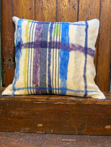 Handgjord tovad kudde med vintage filtar och handarbete. Fyrkantig blå och lila filt. Av Lost and Found Projects och JMR Design
