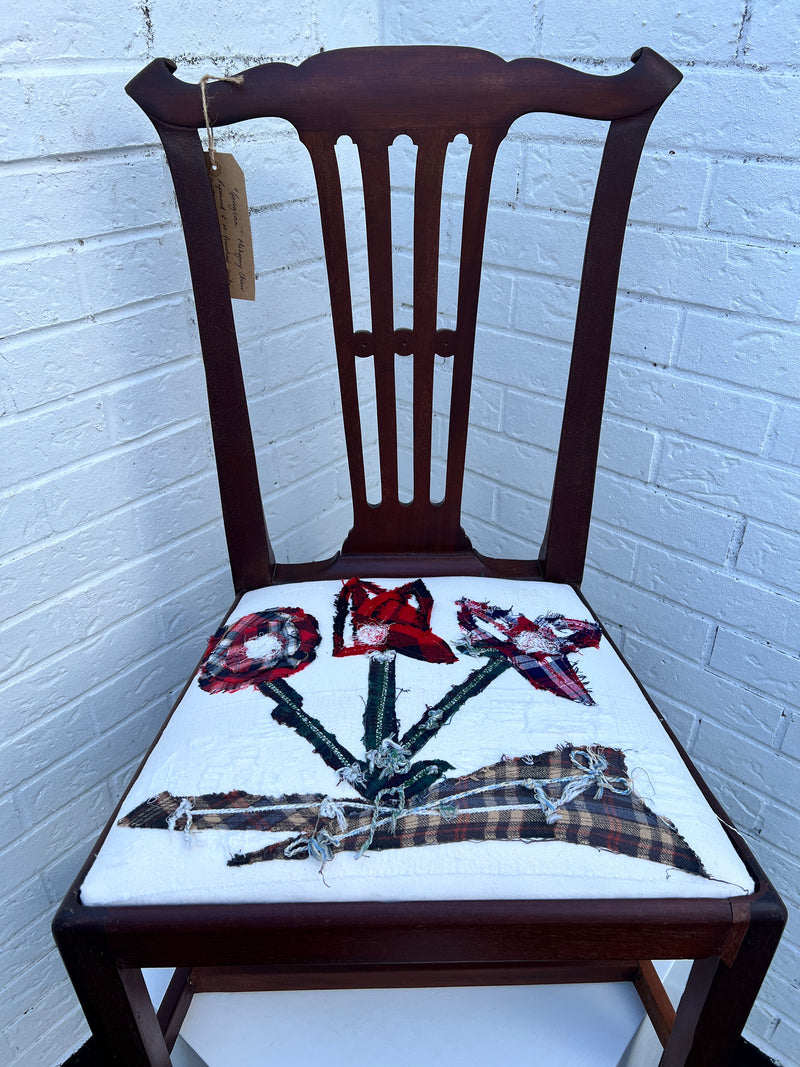 Georgisk matstol i mahogony Enos Lovatt inspirerad (Tartan Flower) av Lost and Found Projects