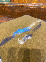 Handgjord tovad kudde med vintage filtar och handarbete. Fyrkantig brun och blå lappfilt. Av Lost and Found Projects och JMR Design