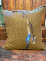 Handgjord tovad kudde med vintage filtar och handarbete. Fyrkantig brun och blå lappfilt. Av Lost and Found Projects och JMR Design