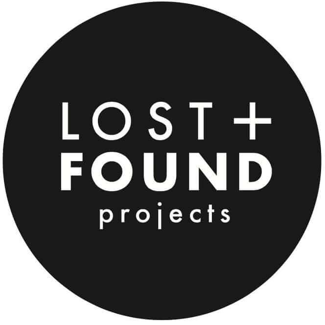 1950-talets restaurerade blå trästam med originalskyltar av Lost and Found Projects