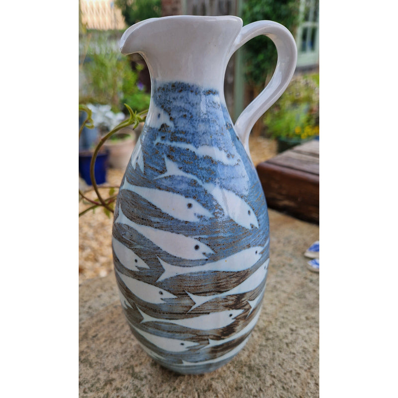 Whitebait Shoal Stoneware Jug Kanna av Neil Tregear