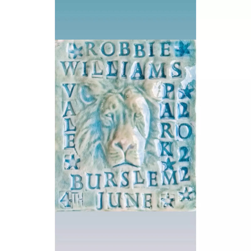 Robbie Williams keramiska plaketter för hemkomstkonsert 4 juni 2022 av Philip Hardaker